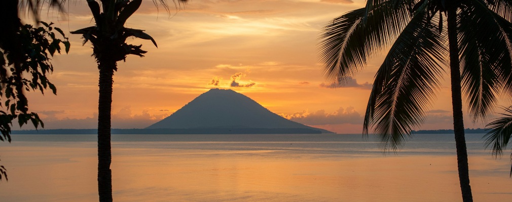 Berg op Sulawesi aan de kust