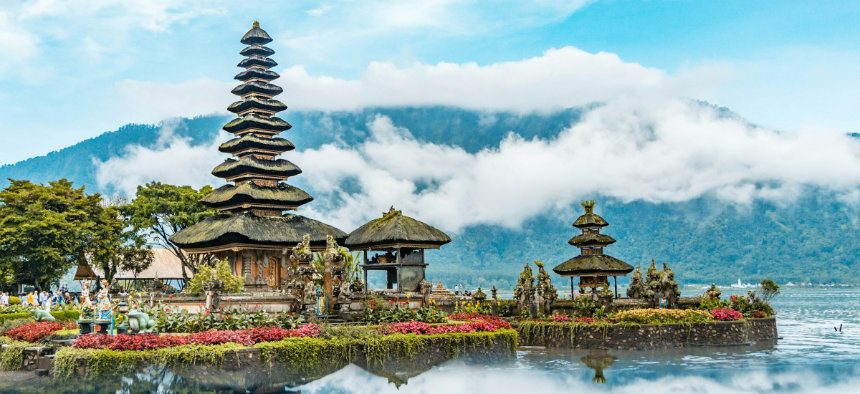 Balinese tempel aan het water